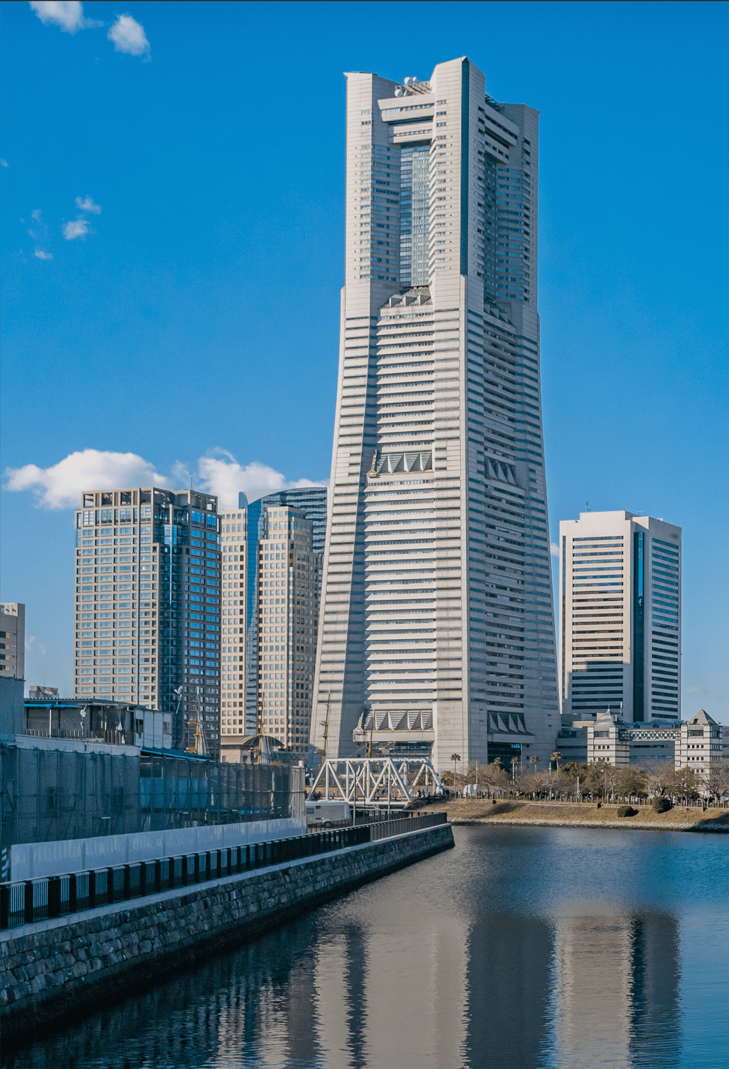 横浜ランドマークタワーと周囲のビルの風景